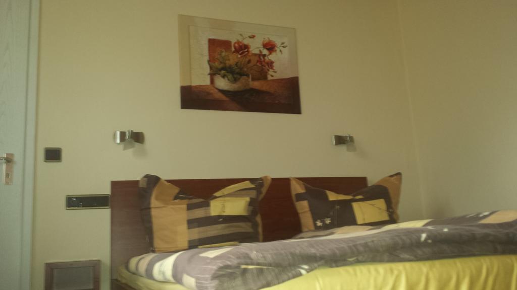 Hotel Restaurant Platamon Feuchtwangen Oda fotoğraf